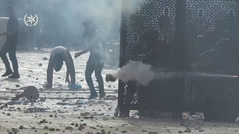 Další potyčky s Palestinci v Jeruzalémě, policisté nasadili vodní dělo